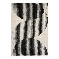 Fekete mintás szőnyeg