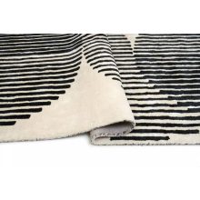 Fekete mintás szőnyeg