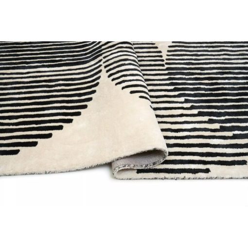 Fekete mintás szőnyeg