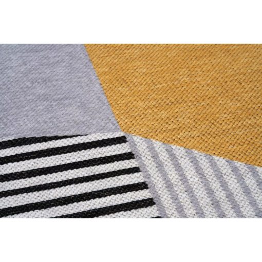 Geometriai mintás szőnyeg