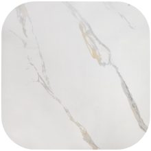 Fehér márvány mintás asztal